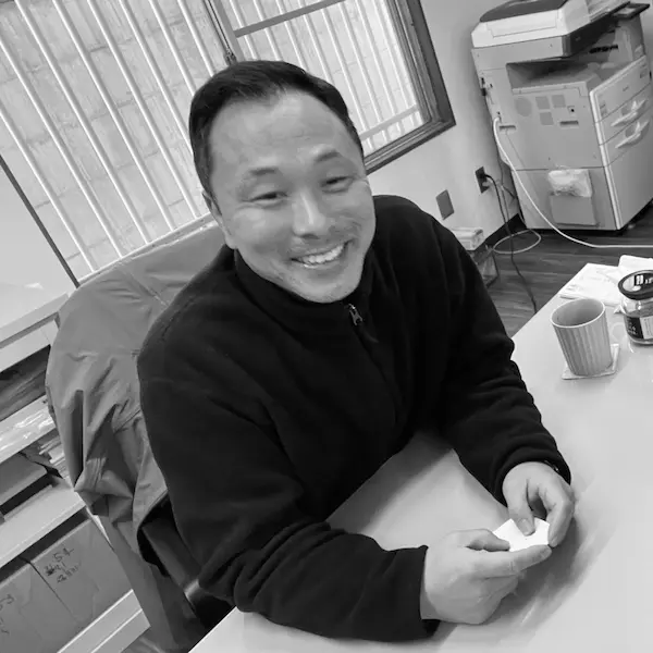 旧事務所でクーデザインとの打ち合わせ当日に撮影された株式会社近畿建機の筒本さん