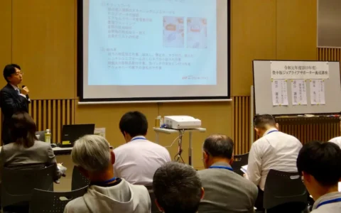 利用者に寄り添いながら話を聴くクーデザインスタッフの様子